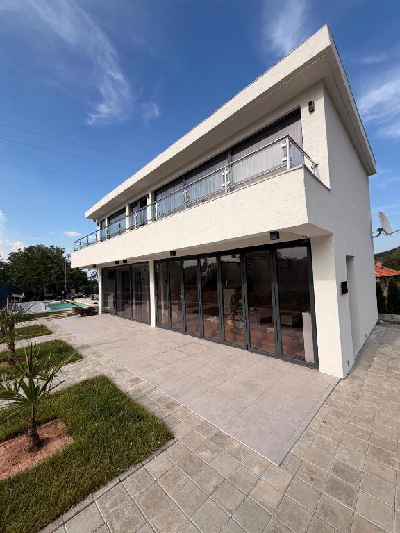 Vila Rosalia po danu, dvorište i terasa