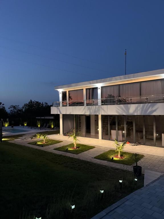 Vila Rosalia uveče, osvetljeno dvorište i bazen